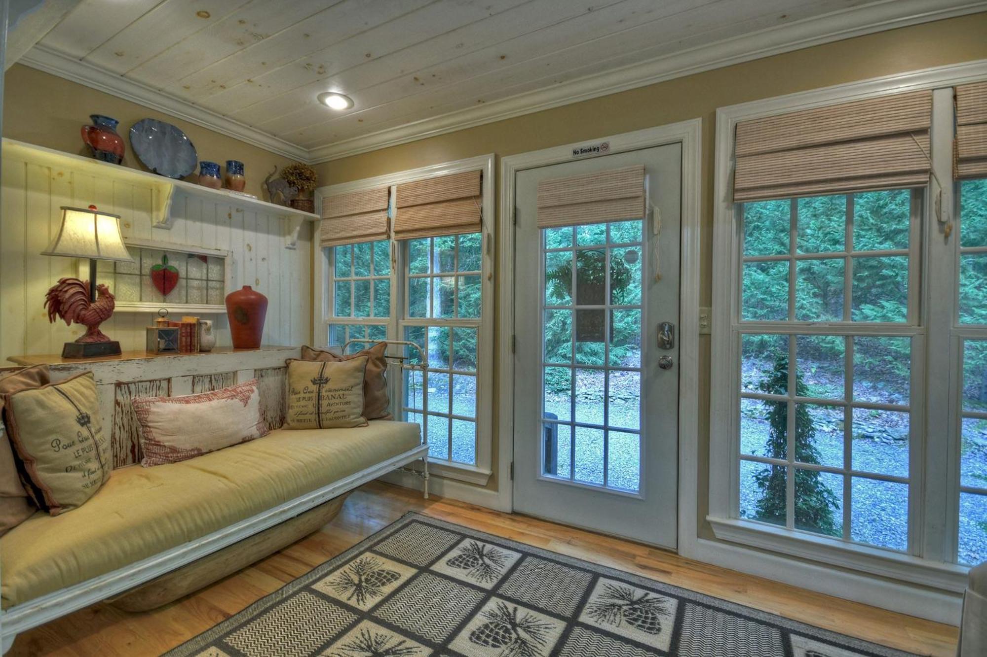 Southern Living Cottage Cozy Up By The Fire Relax On The Porch And Enjoy Peaceful Surroundings بلو ريدج المظهر الخارجي الصورة